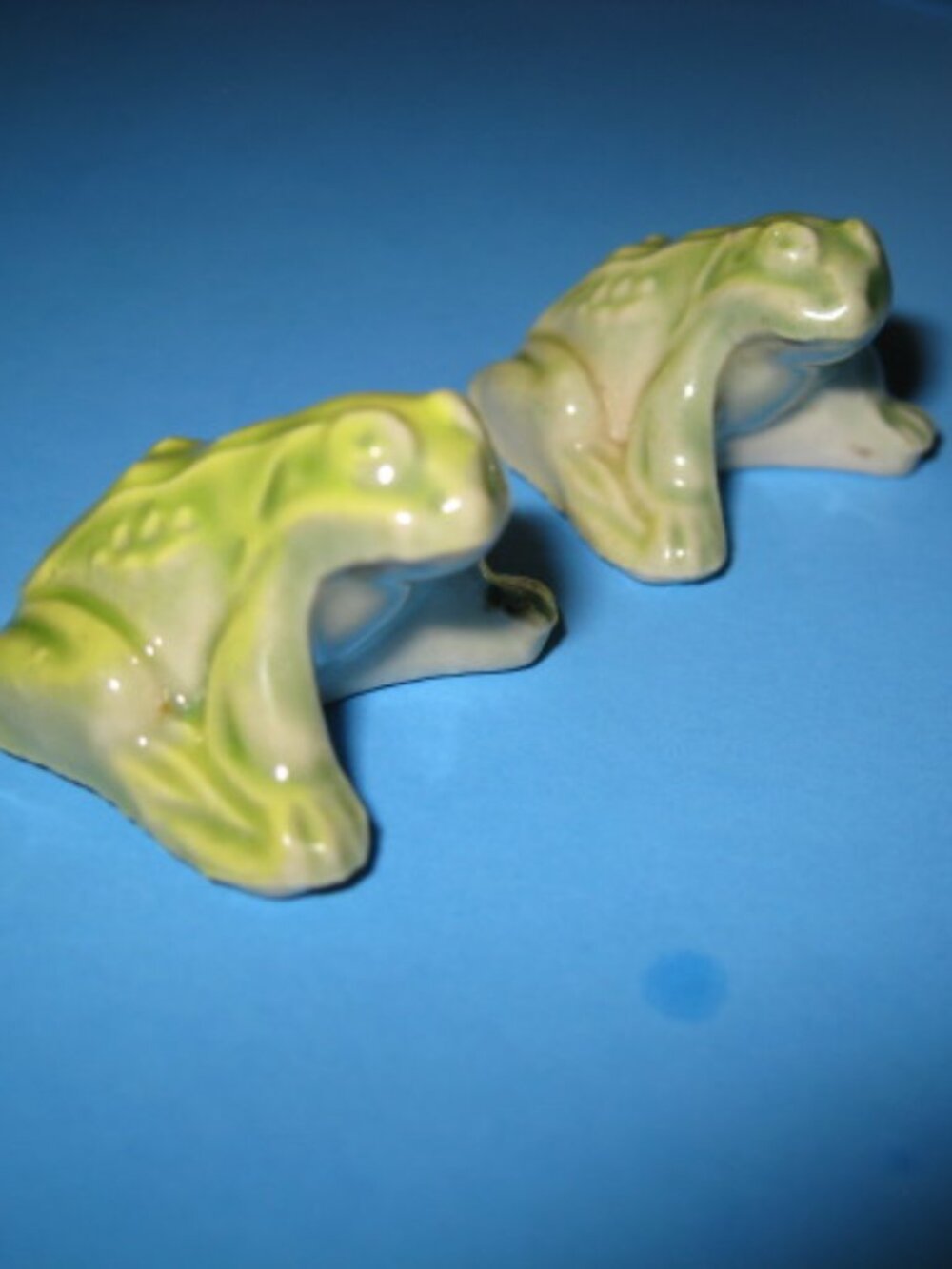 2 Frogs Wade Red Rose Tea Figure Whimsie